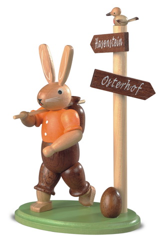 Easter Bunny - Hiker at the signpost by Müller Kleinkunst